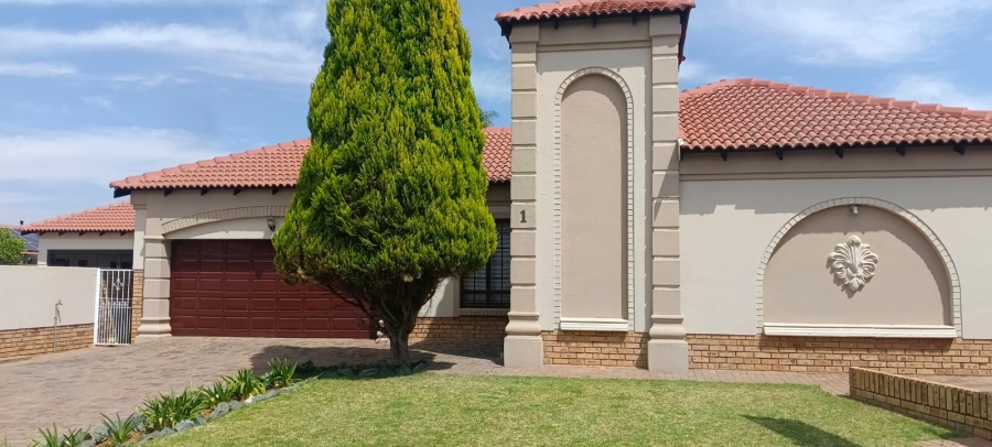 To Let 3 Bedroom Property for Rent in Flamwood North West